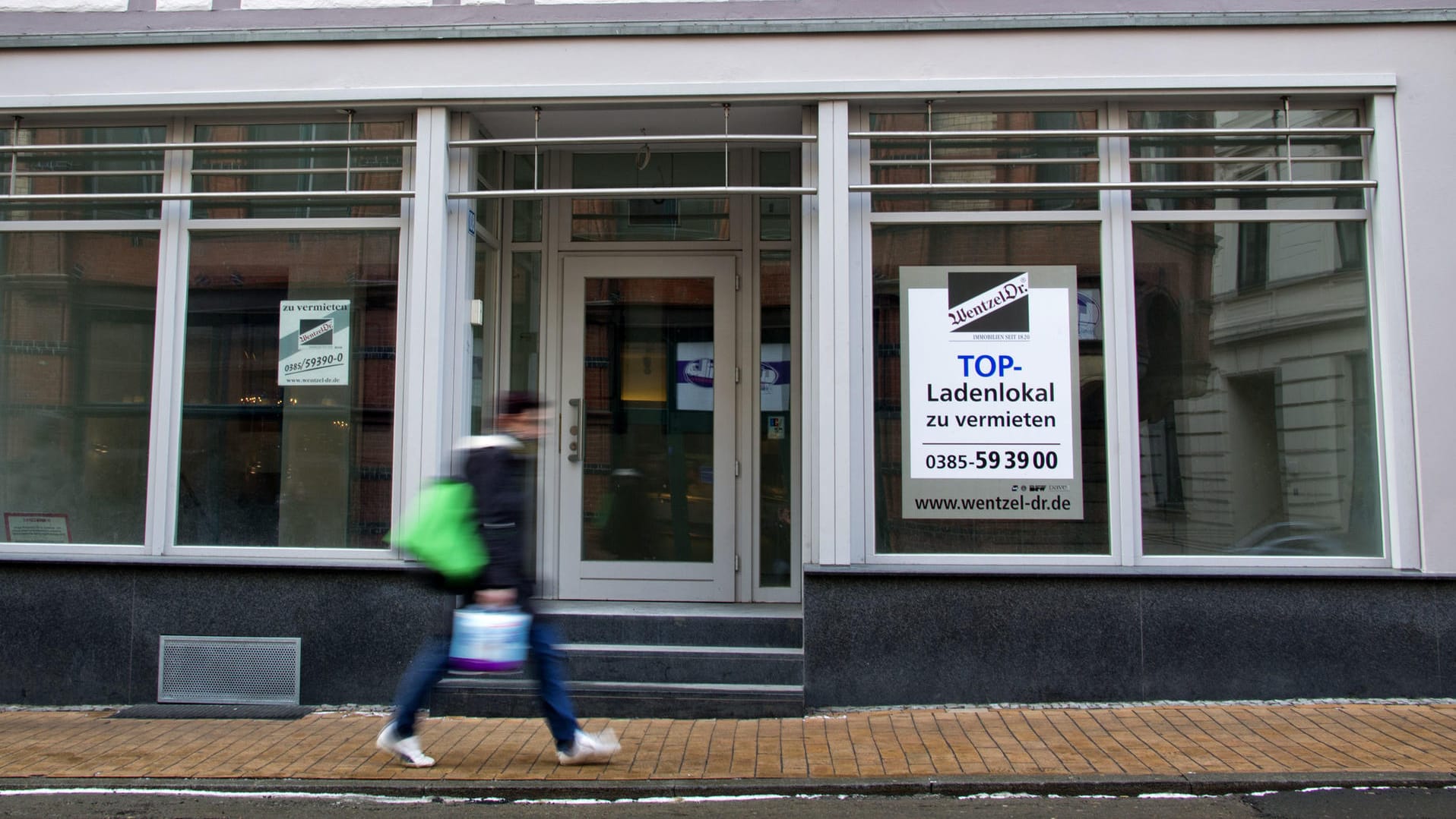 Ein geschlossenes Geschäft in Mecklenburg-Vorpommern: Wegen des starken Bevölkerungsschwundes wird das Wirtschaftswachstum im Osten sinken.