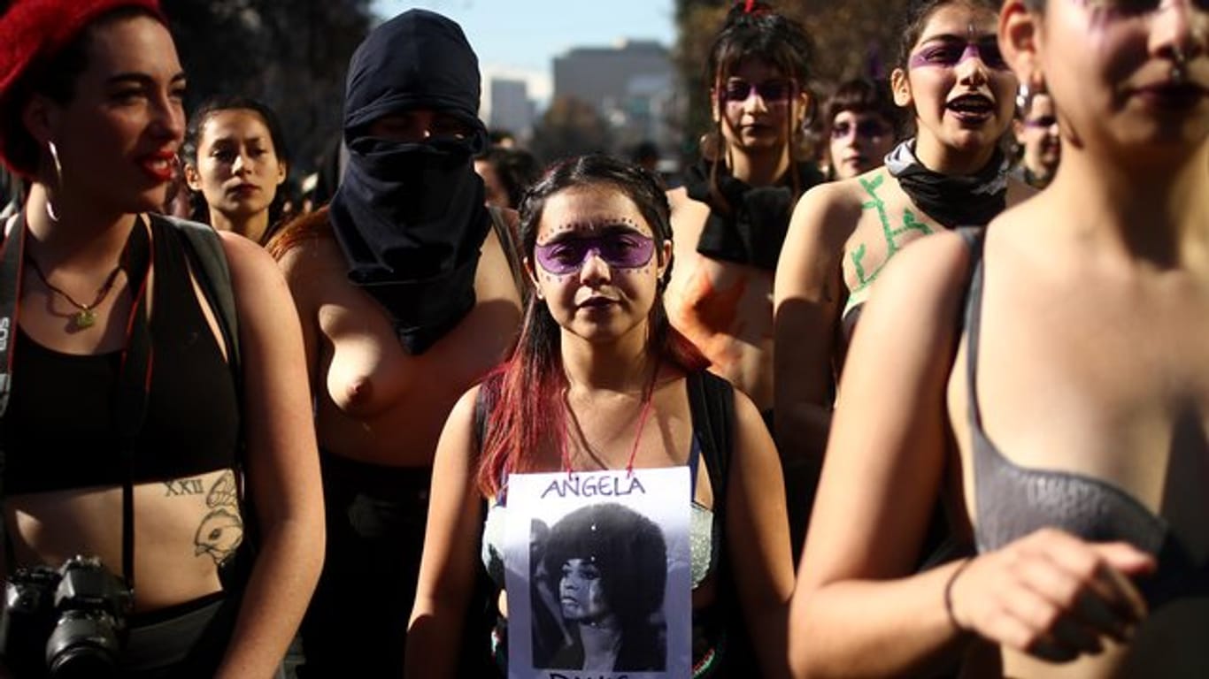 Studentinnen demonstrieren in Chile.