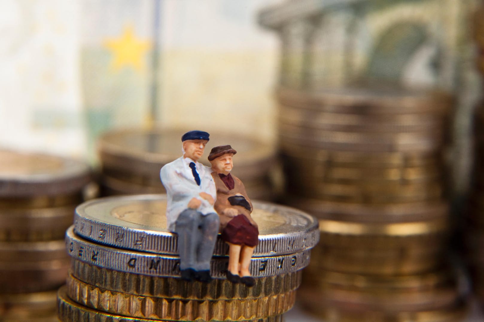Rente: Es wird künftig deutlich weniger Beitragszahler, aber mehr Rentner und längere Rentenbezugszeiten geben. Rente: Es wird künftig deutlich weniger Beitragszahler, aber mehr Rentner und längere Rentenbezugszeiten geben.