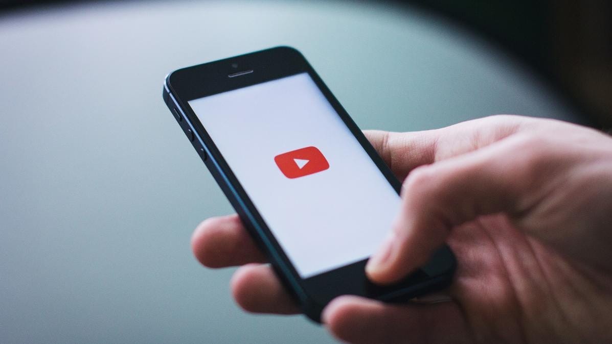 Handy mit YouTube-Logo: Die Video-Plattform ist beliebt und eignet sich auch zum Chatten. Handy mit YouTube-Logo: Die Video-Plattform ist beliebt und eignet sich auch zum Chatten.