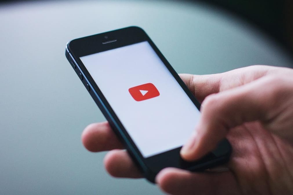 Handy mit YouTube-Logo: Die Video-Plattform ist beliebt und eignet sich auch zum Chatten.