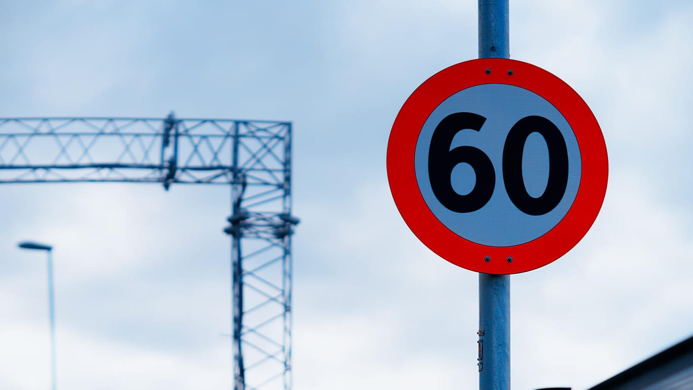 Tempo 60: Statt, wie angeordnet, eine Baustelle mit einer Höchstgeschwindigkeit von 80 Stundenkilometern zu belegen, waren Geschwindigkeitsbegrenzungen mit Tempo 60 ausgeschildert worden.