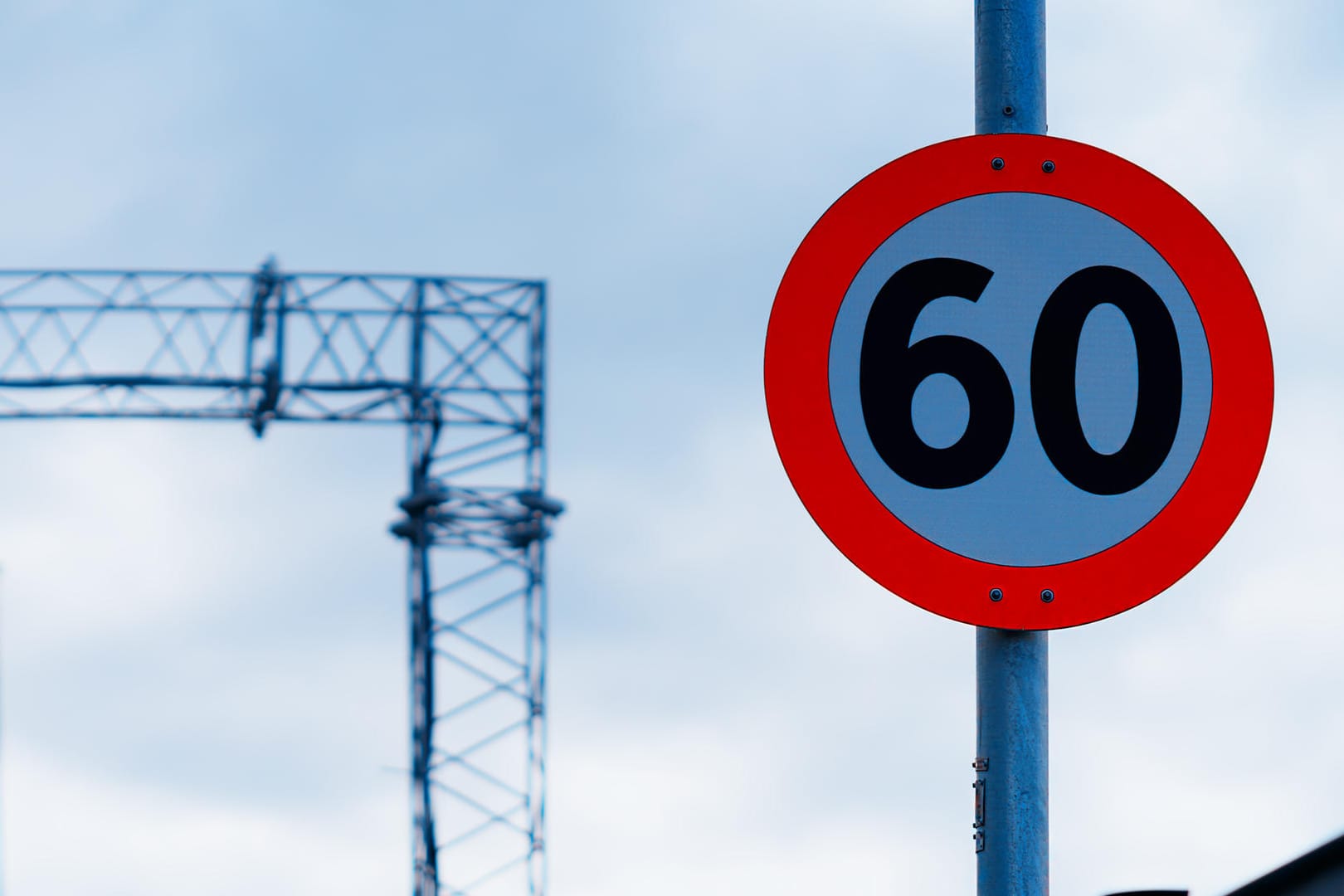 Tempo 60: Statt, wie angeordnet, eine Baustelle mit einer Höchstgeschwindigkeit von 80 Stundenkilometern zu belegen, waren Geschwindigkeitsbegrenzungen mit Tempo 60 ausgeschildert worden.