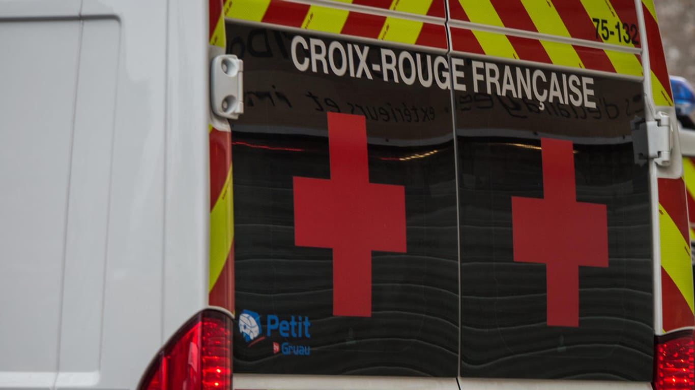 Das Französische Rote Kreuz: Rund 50 Fahrgäste waren bei dem Busunfall an Bord. (Archivbild)
