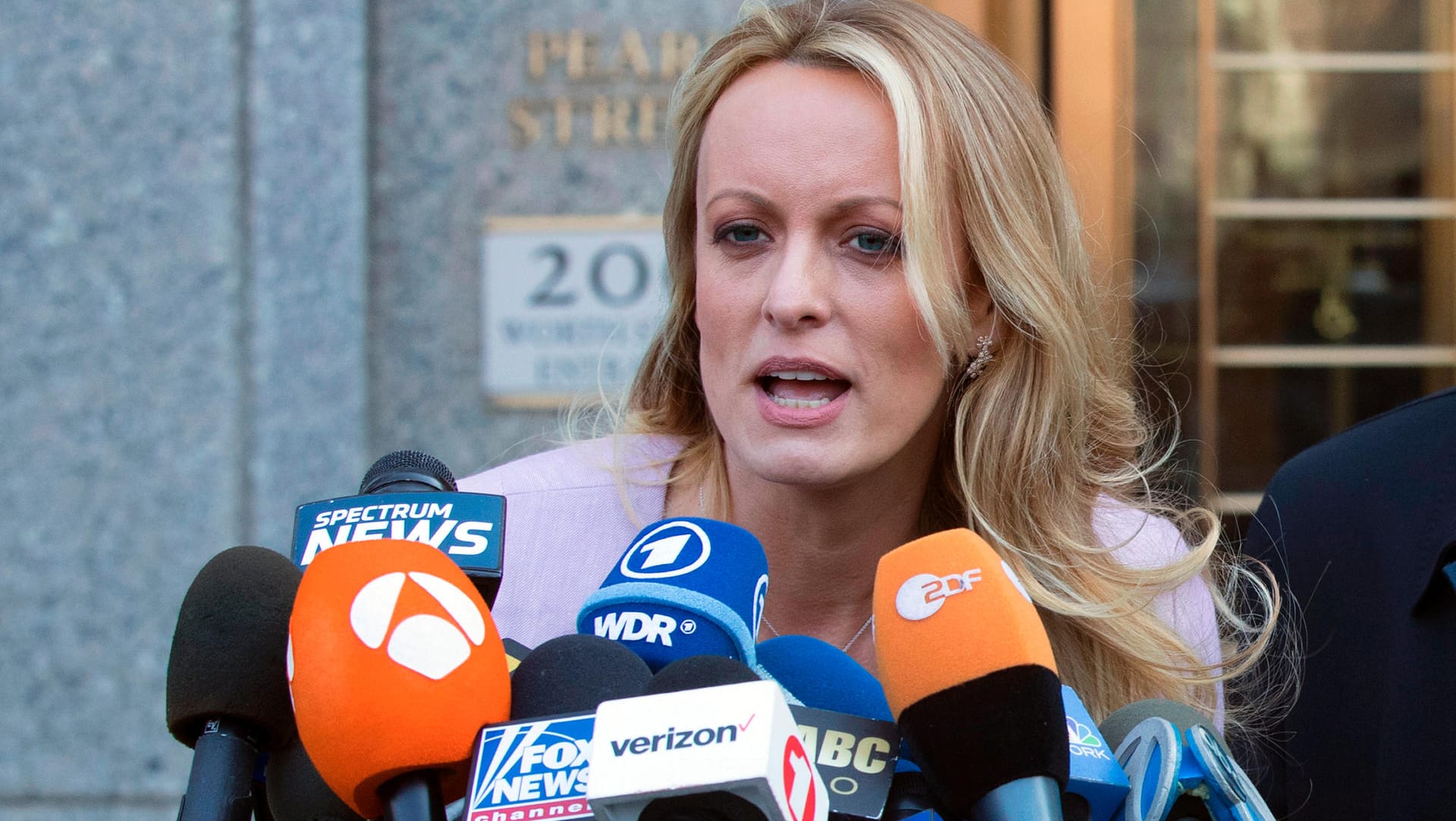 Pornostar Stormy Daniels: Sie wirft ihrem Ex-Anwalt Keith Davidson vor, eine "Marionette" des US-Präsidenten zu sein. Pornostar Stormy Daniels: Sie wirft ihrem Ex-Anwalt Keith Davidson vor, eine "Marionette" des US-Präsidenten zu sein.