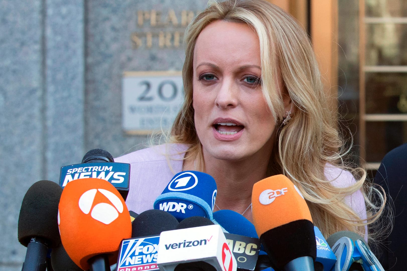 Pornostar Stormy Daniels: Sie wirft ihrem Ex-Anwalt Keith Davidson vor, eine "Marionette" des US-Präsidenten zu sein.