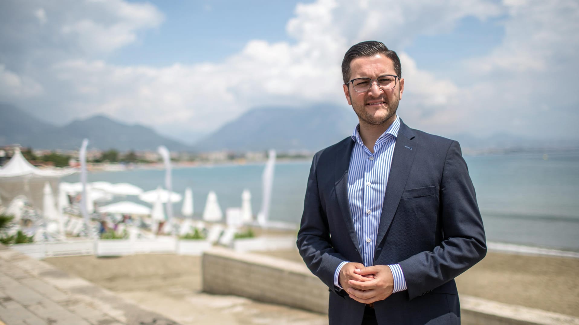 Der 33-jährige Deutsch-Türke Mustafa Erkan in Gazipasa: Bis zum Herbst saß der Politiker noch für die SPD im Wahlkampf – jetzt tritt er für Erdogans AKP an. Der 33-jährige Deutsch-Türke Mustafa Erkan in Gazipasa: Bis zum Herbst saß der Politiker noch für die SPD im Wahlkampf – jetzt tritt er für Erdogans AKP an.
