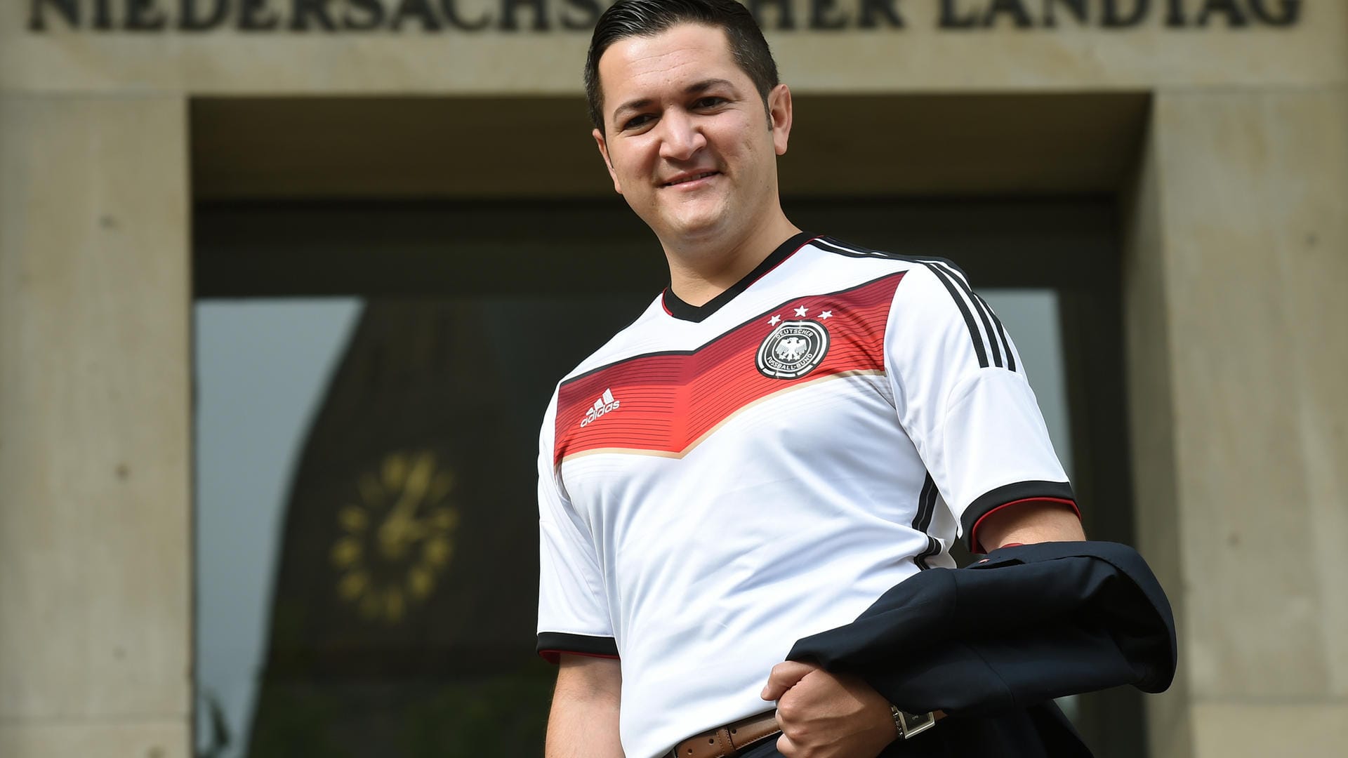 Mustafa Erkan vor dem niedersächsischen Landtag: Im Sommer 2014 kam der Politiker mit einem Deutschlandtrikot ins Plenum.