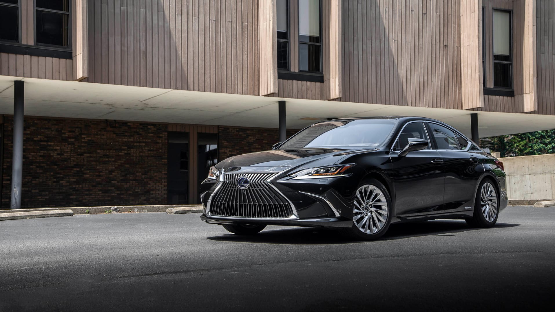 Japanische Luxuslimousine: Lexus will den ES 300h mit Hybridantrieb ab Januar 2019 auch in Europa verkaufen. Japanische Luxuslimousine: Lexus will den ES 300h mit Hybridantrieb ab Januar 2019 auch in Europa verkaufen.