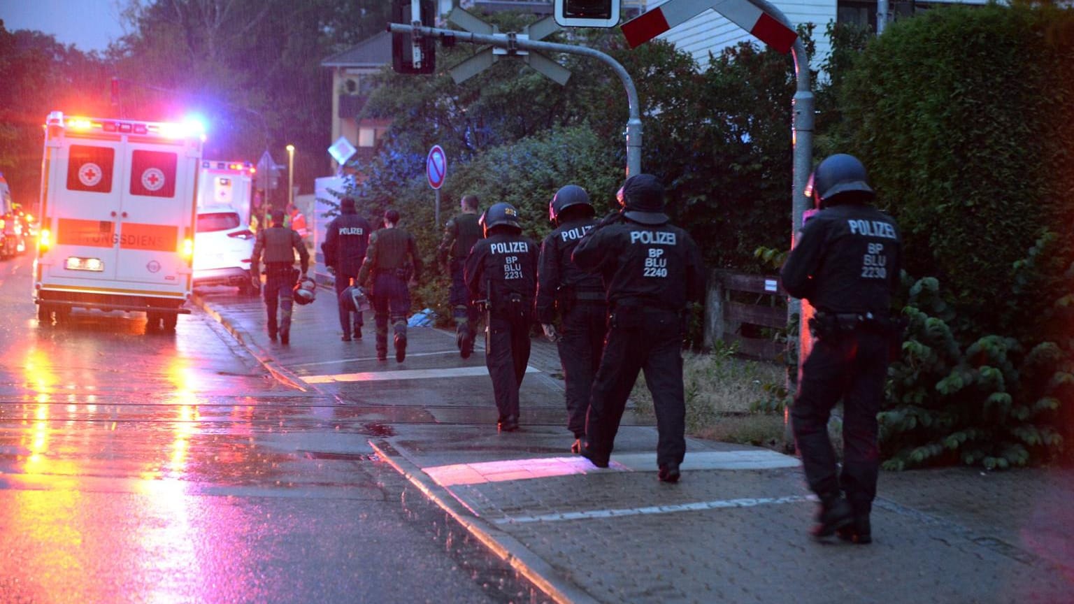 Ein Großaufgebot behelmter Polizisten war bei der Asylunterkunft in Waldkraiburg im Einsatz.