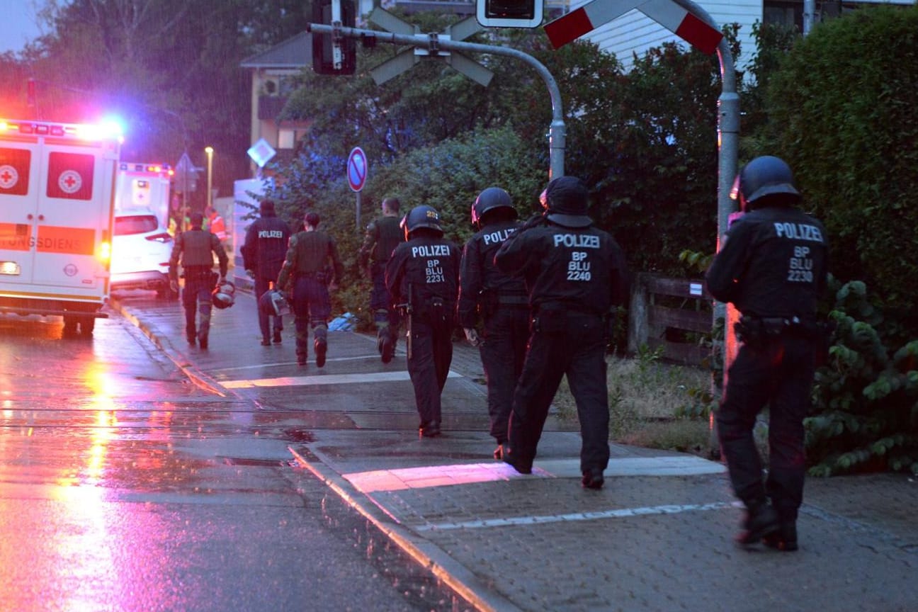 Ein Großaufgebot behelmter Polizisten war bei der Asylunterkunft in Waldkraiburg im Einsatz.