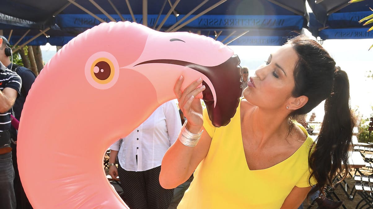 "Ein Herz für Kinder"-Sommerfest: Mariella Ahrens und der Bade-Flamingo. "Ein Herz für Kinder"-Sommerfest: Mariella Ahrens und der Bade-Flamingo.