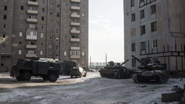 In der Ostukraine bekämpfen sich seit vier Jahren ukrainische Regierungseinheiten und prorussische Separatisten. In der Ostukraine bekämpfen sich seit vier Jahren ukrainische Regierungseinheiten und prorussische Separatisten.
