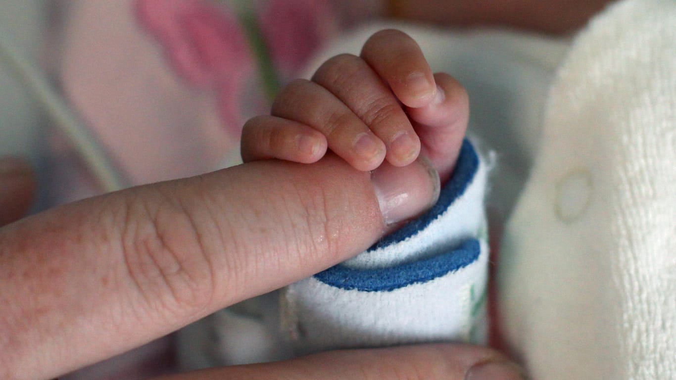 Baby auf der Frühgeborenenstation: Als frühgeboren gilt ein Kind, wenn es vor Vollendung der 37. Schwangerschaftswoche auf die Welt kommt.