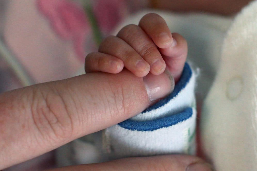 Baby auf der Frühgeborenenstation: Als frühgeboren gilt ein Kind, wenn es vor Vollendung der 37. Schwangerschaftswoche auf die Welt kommt.