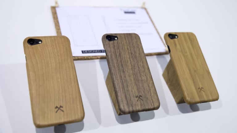 Auch Holz hilft: Smartphone-Nutzer haben die Qual der Wahl, wenn sie sich eine Hülle zulegen.