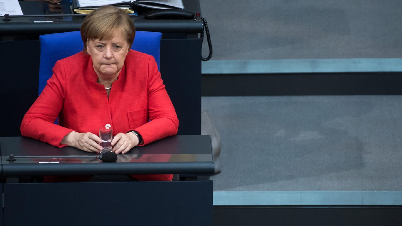 Bundeskanzlerin Angela Merkel (CDU) am Donnerstag im Bundestag: Maximal 1000 Angehörige monatlich sollen von August nach Deutschland kommen dürfen.