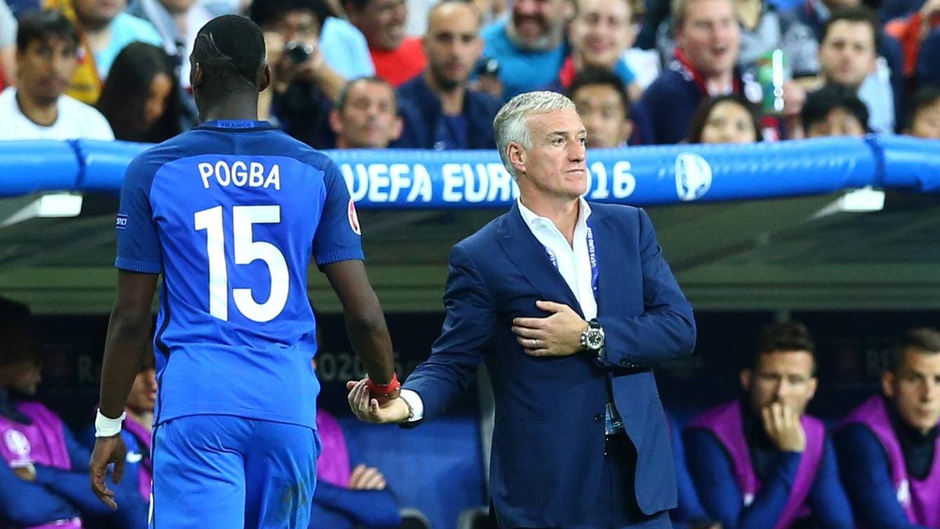 Didier Deschamps (r.) mit Frankreichs Superstar Paul Pogba: Seit 2012 trainiert der 49-Jährige die "Équipe Tricolore".