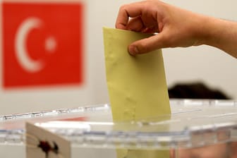 Ein Wähler wirft seinen Stimmzettel in eine Urne: Von heute an können Türken in Deutschland über Präsident und Parlament in der Türkei abstimmen.