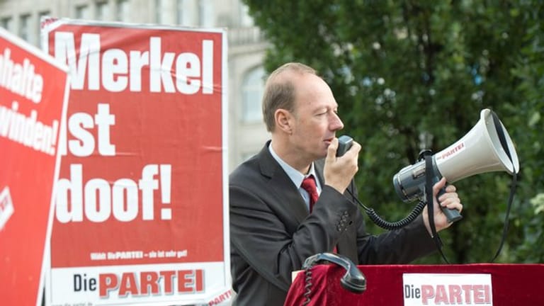 "Merkel ist doof" - die Satirepartei "Die Partei" im Wahlkampf 2013.