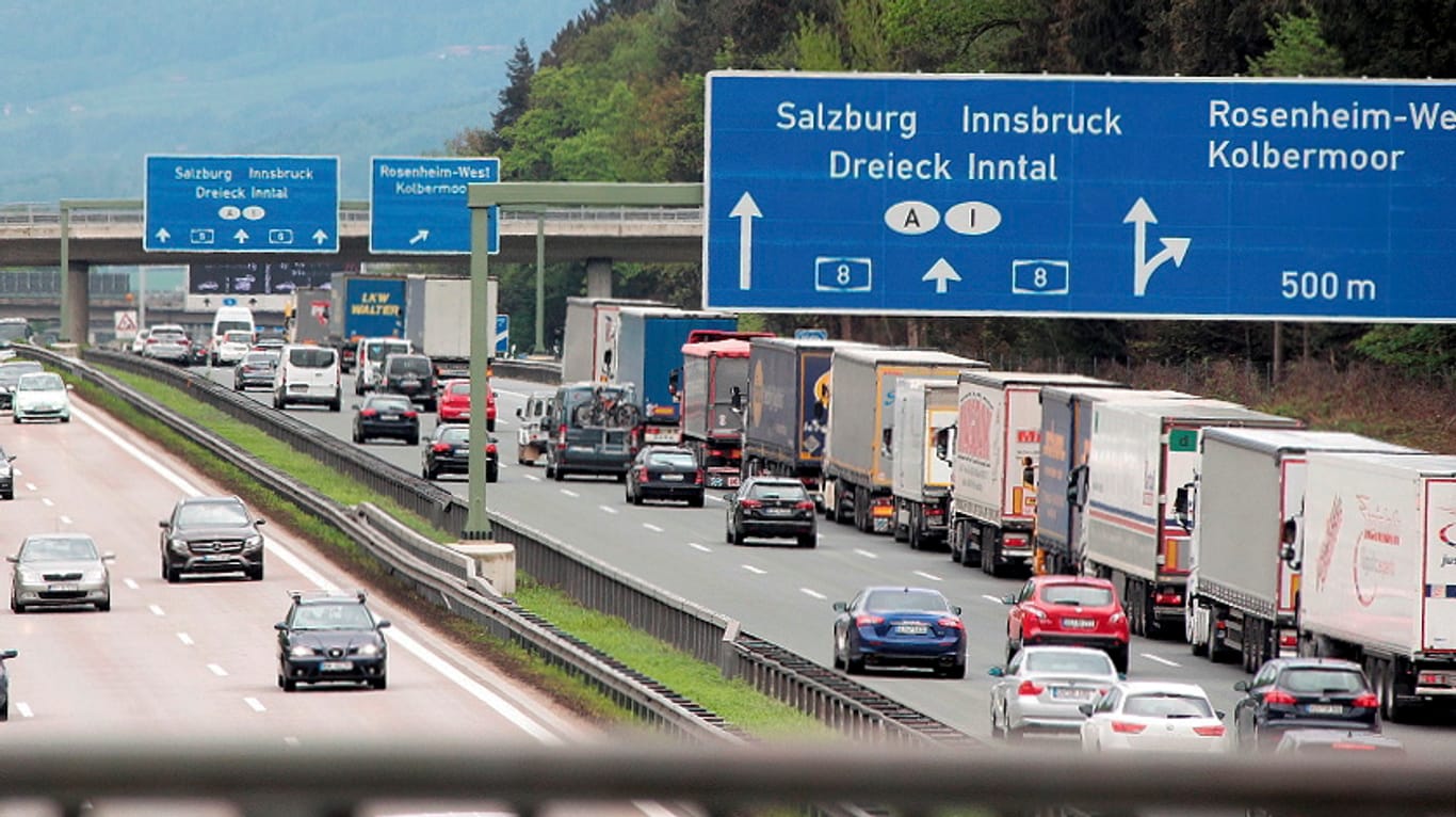 Lastwagen-Stau auf der A 8 bei Rosenheim: Bei der Blockabfertigung lässt Österreich nur noch eine begrenzte Zahl von Lkw über die Grenze.