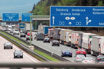 Lastwagen-Stau auf der A 8 bei Rosenheim: Bei der Blockabfertigung lässt Österreich nur noch eine begrenzte Zahl von Lkw über die Grenze.