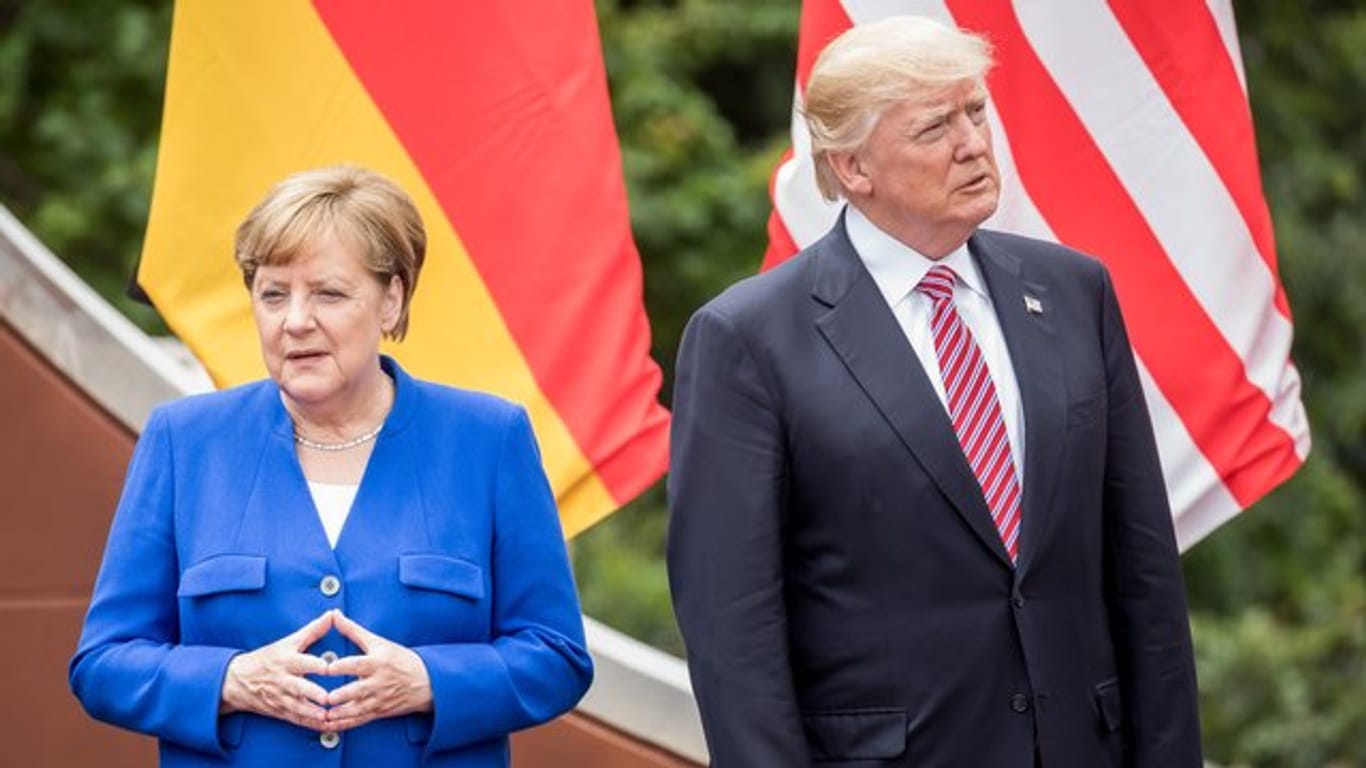 So könnte es in Kanada wieder aussehen: Bundeskanzlerin Angela Merkel und US-Präsident Donald Trump beim G7-Gipfel in Italien ohne Blickkontakt.