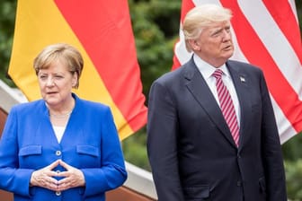 So könnte es in Kanada wieder aussehen: Bundeskanzlerin Angela Merkel und US-Präsident Donald Trump beim G7-Gipfel in Italien ohne Blickkontakt.