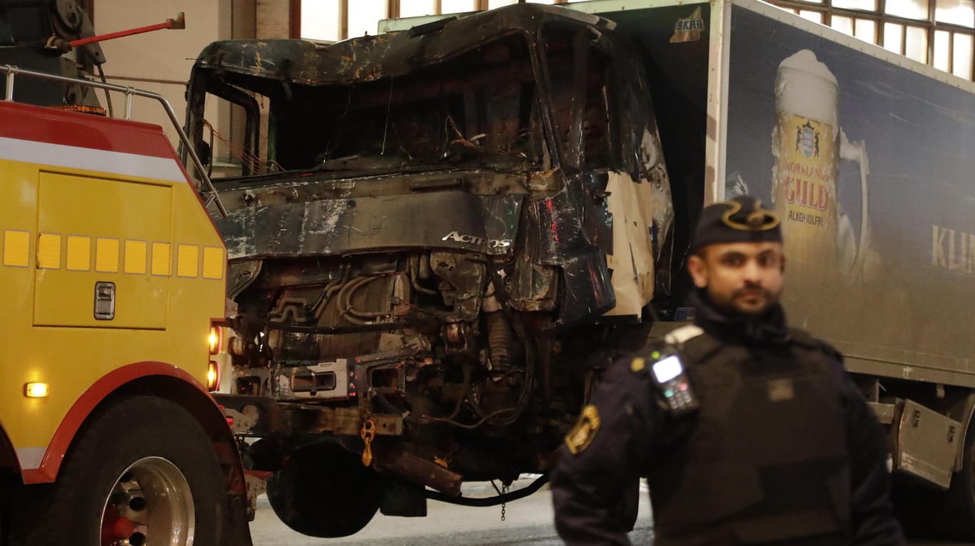 Das Tatfahrzeug: Attentäter Rachmat Akilow raste mit einem Lastwagen durch die Einkaufsstraße und krachte anschließend in ein Kaufhaus, wo das Fahrzeug Feuer fing.