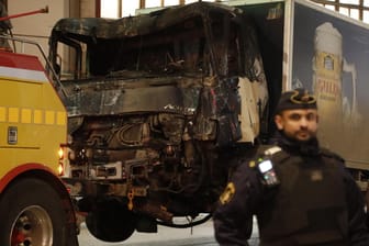 Das Tatfahrzeug: Attentäter Rachmat Akilow raste mit einem Lastwagen durch die Einkaufsstraße und krachte anschließend in ein Kaufhaus, wo das Fahrzeug Feuer fing.