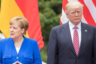 Ein nicht unbedingt harmonisches Bild: Angela Merkel steht beim letzten G7-Gipfel in Italien neben US-Präsident Donald Trump.