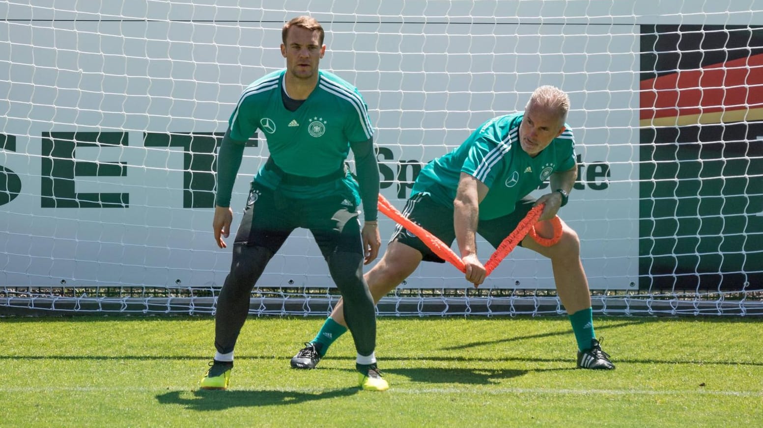 Manuel Neuer (li.) mit Spezialtrainer Mark Verstegen: Der DFB-Keeper ist wieder fit.