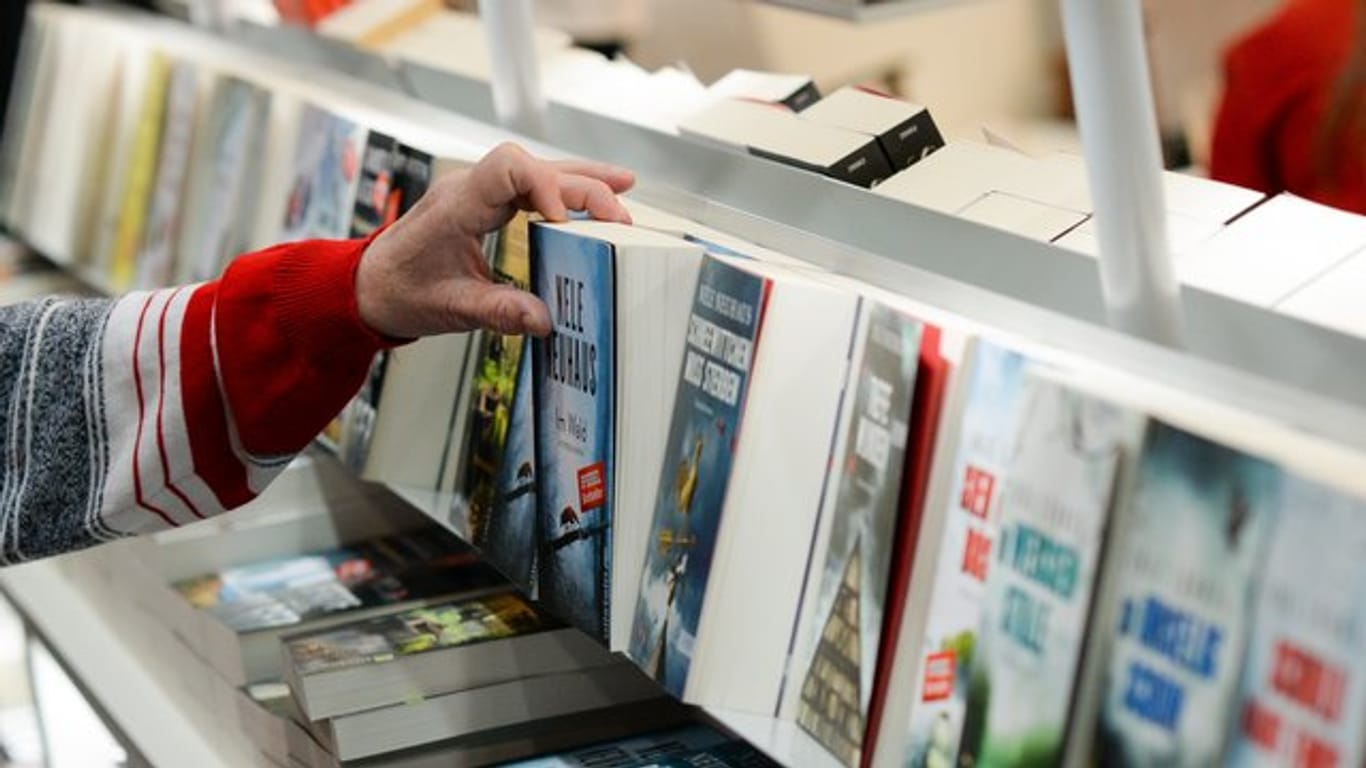 Der Buchmarkt schrumpft, die Branche will Kunden stärker umwerben.