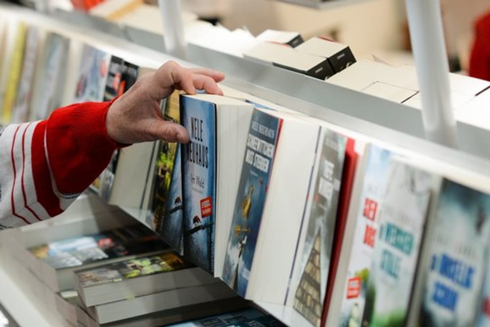 Der Buchmarkt schrumpft, die Branche will Kunden stärker umwerben.