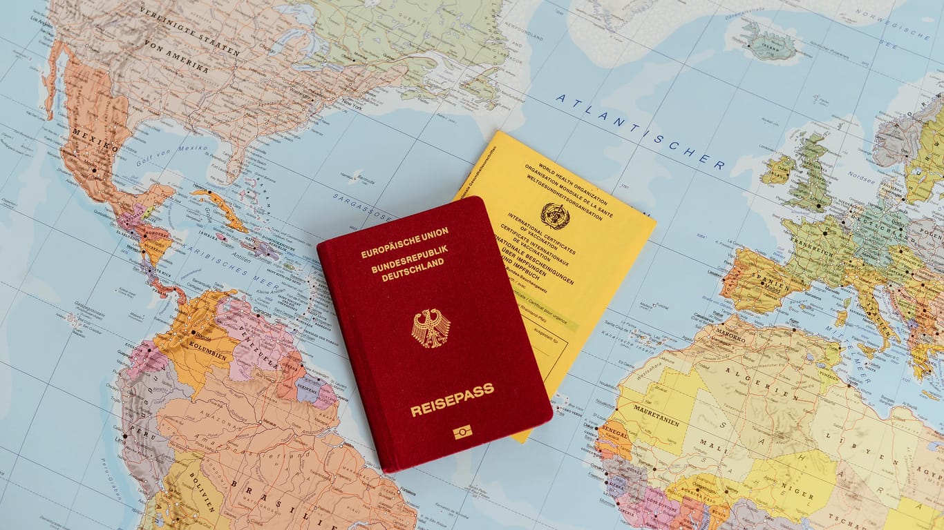 Reisepass und Impfpass: In manche Länder kommt man nicht ohne den gelben Ausweis samt Gelbfieberimpfung.