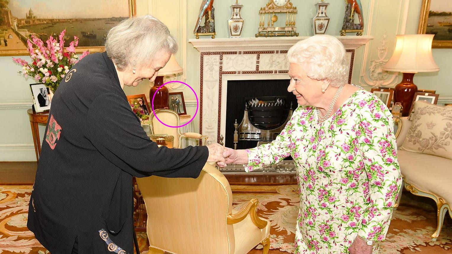 Hier begrüßt die Queen Thea Musgrave: Meghan und Harry sind im Hintergrund nicht mehr zu sehen.