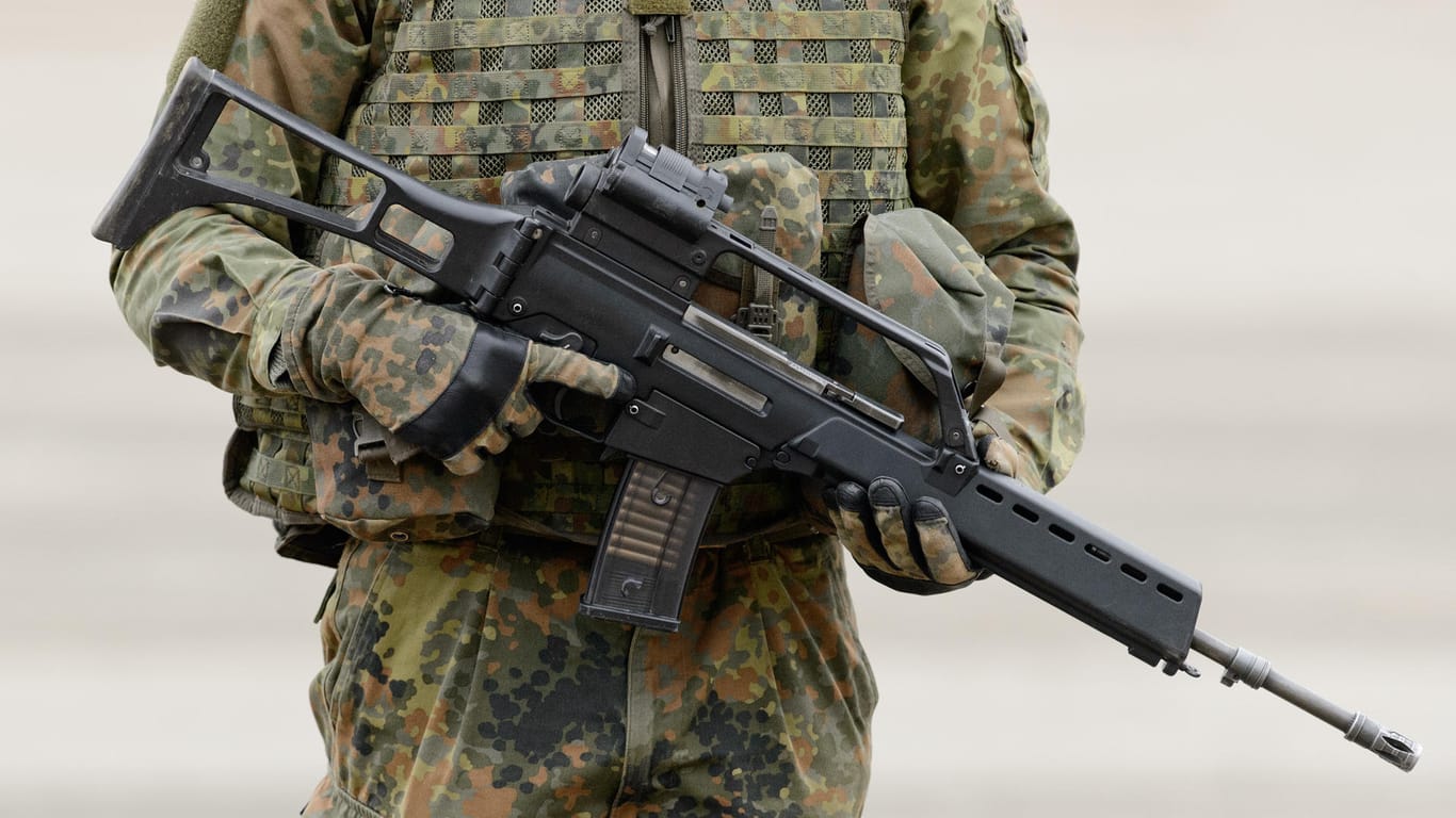 Ein Bundeswehrsoldat mit einem Gewehr: Der Offizier Franco A. wollte mutmaßlich den damaligen Justizminister Heiko Maas töten – das rechtfertigt allerdings keine Anklage wegen Terrorverdachts, sagt das Gericht.