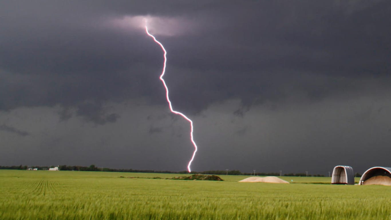 Ein Blitz schlägt aus düsteren Wolken ein. Auf der Schwäbischen Alb wurde ein Blitz mit Rekordwert registriert (Symboldfoto).