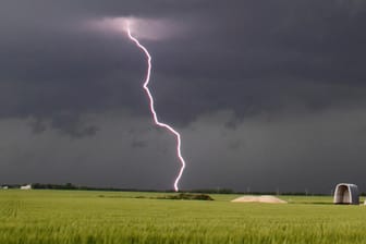 Ein Blitz schlägt aus düsteren Wolken ein. Auf der Schwäbischen Alb wurde ein Blitz mit Rekordwert registriert (Symboldfoto).