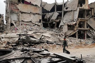 Bei Luftangriffen im Nordwesten Syriens sind nach Angaben von Aktivisten am Donnerstag 18 Zivilisten getötet worden.
