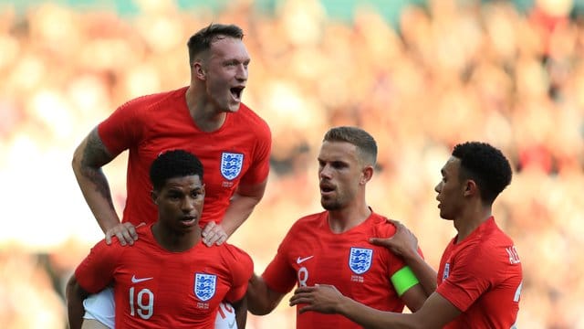 Marcus Rashford (links unten) jubelt nach seinem Tor zum 1:0 für England mit seinen Teamkammeraden Phil Jones (l-r), Jordan Henderson und Trent Alexander-Arnold.