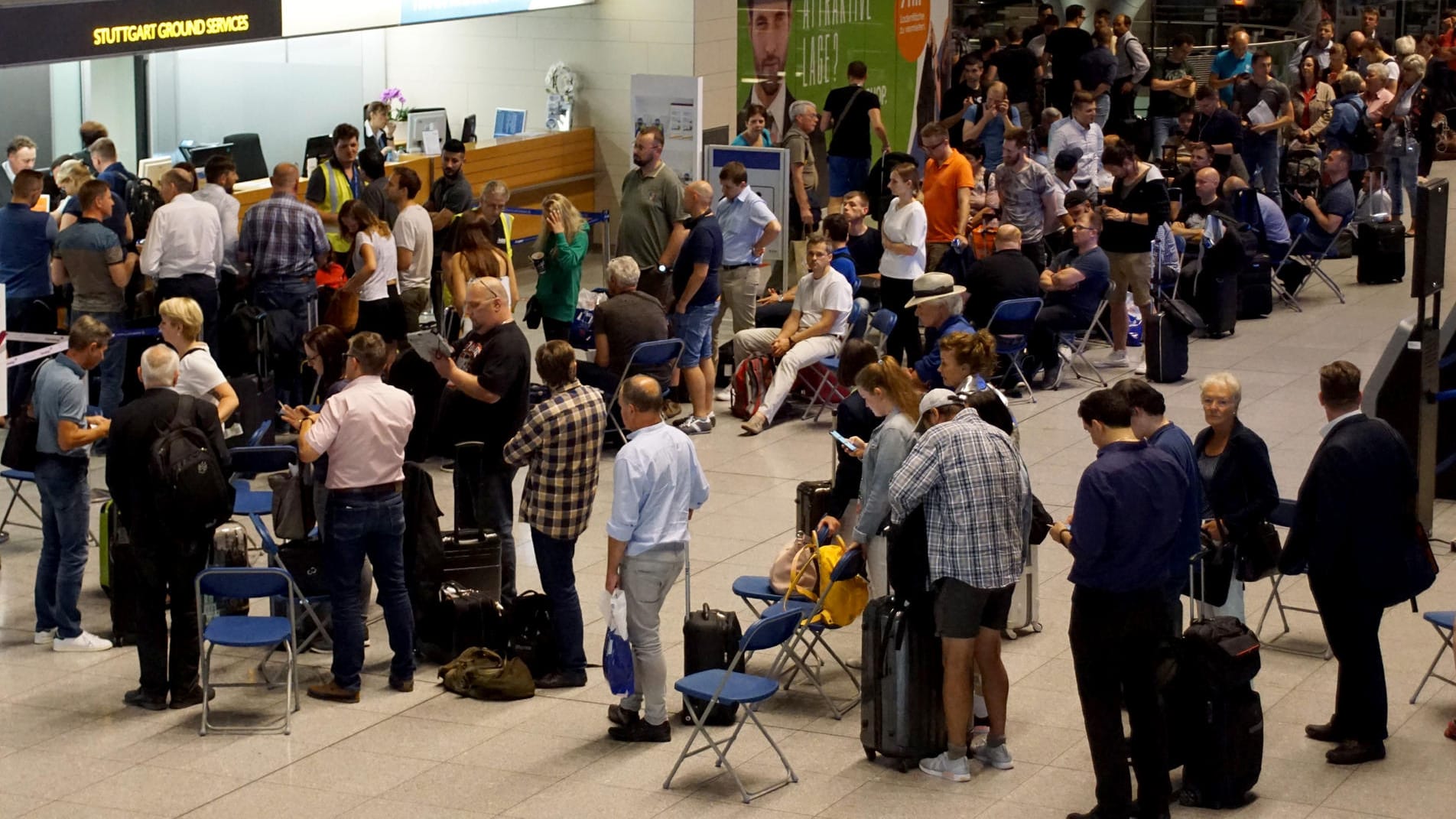 Fluggäste halten sich im Flughafen von Stuttgart auf und warten. Wieder haben Unwetter im Süden und Südwesten, in Hessen und in Nordrhein-Westfalen gewütet. In Stuttgart wurde am Abend die Flugabfertigung eingestellt.