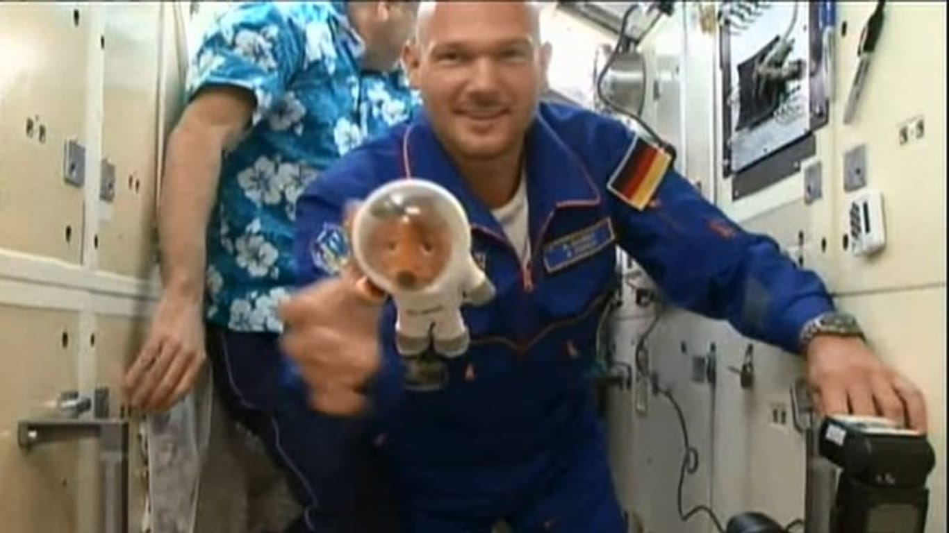 Die Luke der Kapsel "Sojus MS-09" öffnet sich und Astronaut Alexander Gerst schwebt in die Internationale Raumstation - zusammen mit der Maus aus der "Sendung mit der Maus".