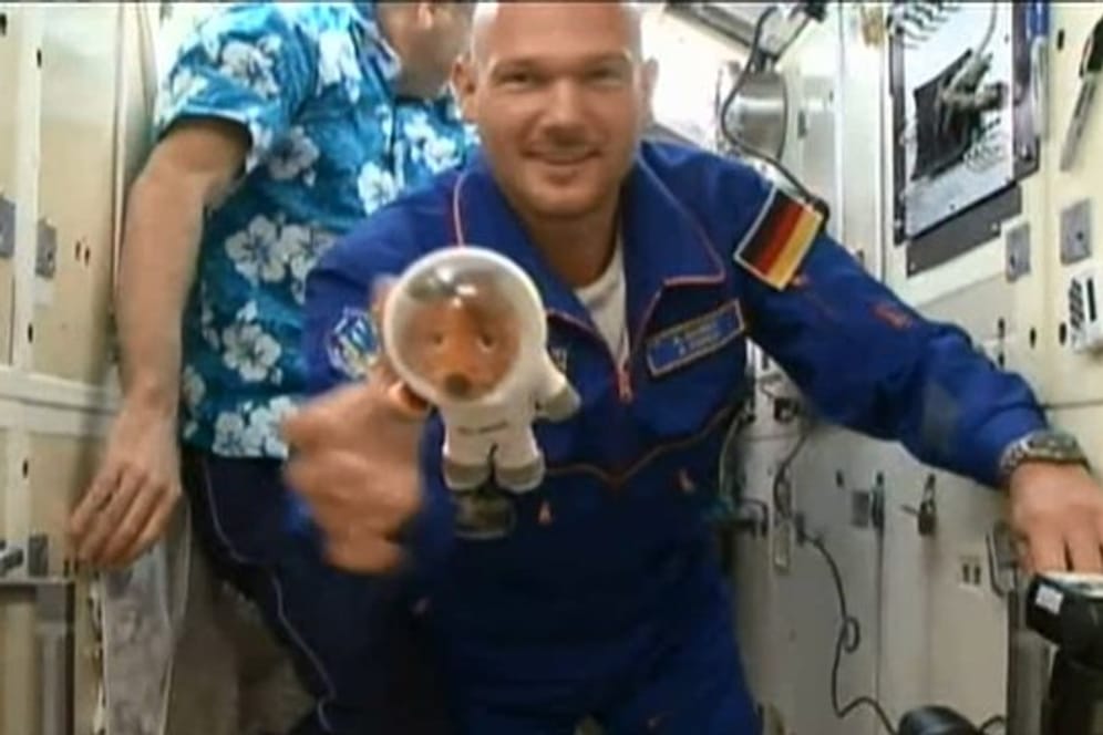 Die Luke der Kapsel "Sojus MS-09" öffnet sich und Astronaut Alexander Gerst schwebt in die Internationale Raumstation - zusammen mit der Maus aus der "Sendung mit der Maus".