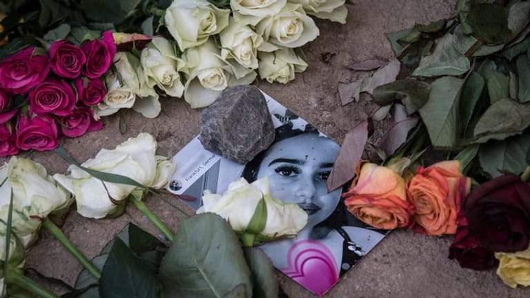Blumen liegen neben und auf einem Foto von Susanna in der Nähe des Leichenfundortes.