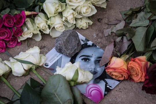 Blumen liegen neben und auf einem Foto von Susanna in der Nähe des Leichenfundortes.