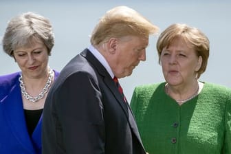 US-Präsident Donald Trump steht zwischen der britischen Premierministerin Theresa May (l) und BUndeskanzlerin Angela Merkel.