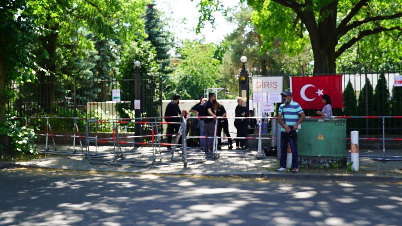 Der Eingang zum Wahllokal beim türkischen Konsulat in Berlin: Bis zum 19. Juni können wahlberechtigte Türken hier ihre Stimme abgeben.