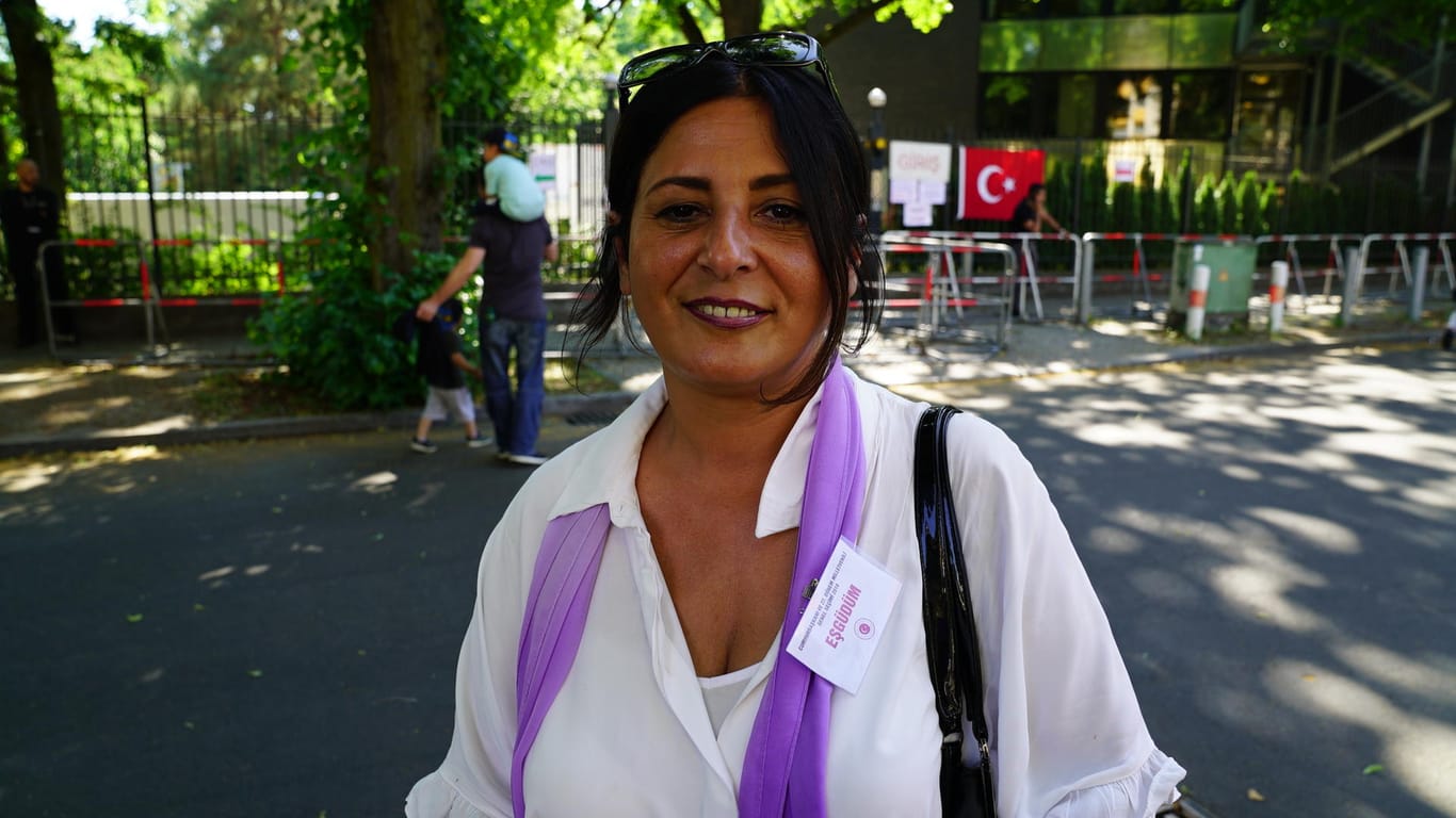Mehap vor dem Eingang des Wahllokals am türkischen Konsulat in Berlin: Sie wählte die prokurdische HDP, weil sie sich von der Partei einen verbesserten Schutz von Minderheiten verspricht.