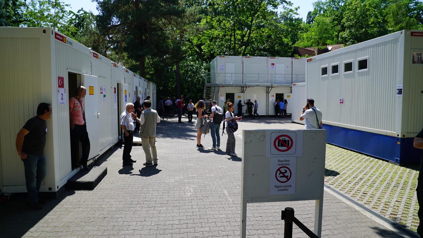 Im Hof des türkischen Konsulats in Berlin wurden Container aufgebaut, in denen gewählt werden kann: Wahlbeobachter in Berlin erwarten 80.000 Menschen bis zur Schließung der Wahllokale.